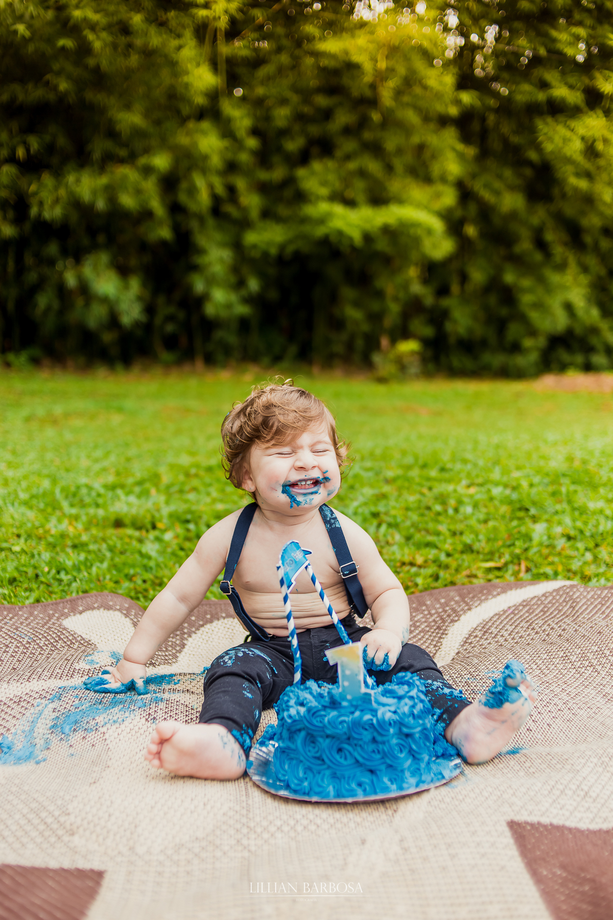 ensaio externo  infantil de menino de 1 ano em um jardim, jardim do castelo de lauro muller smash the cake