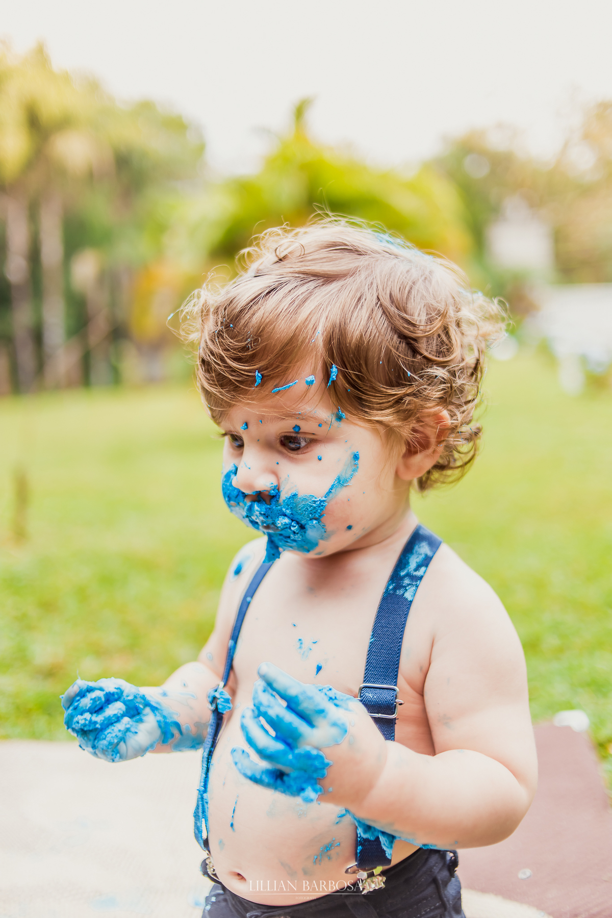 ensaio externo  infantil de menino de 1 ano em um jardim, jardim do castelo de lauro muller smash the cake