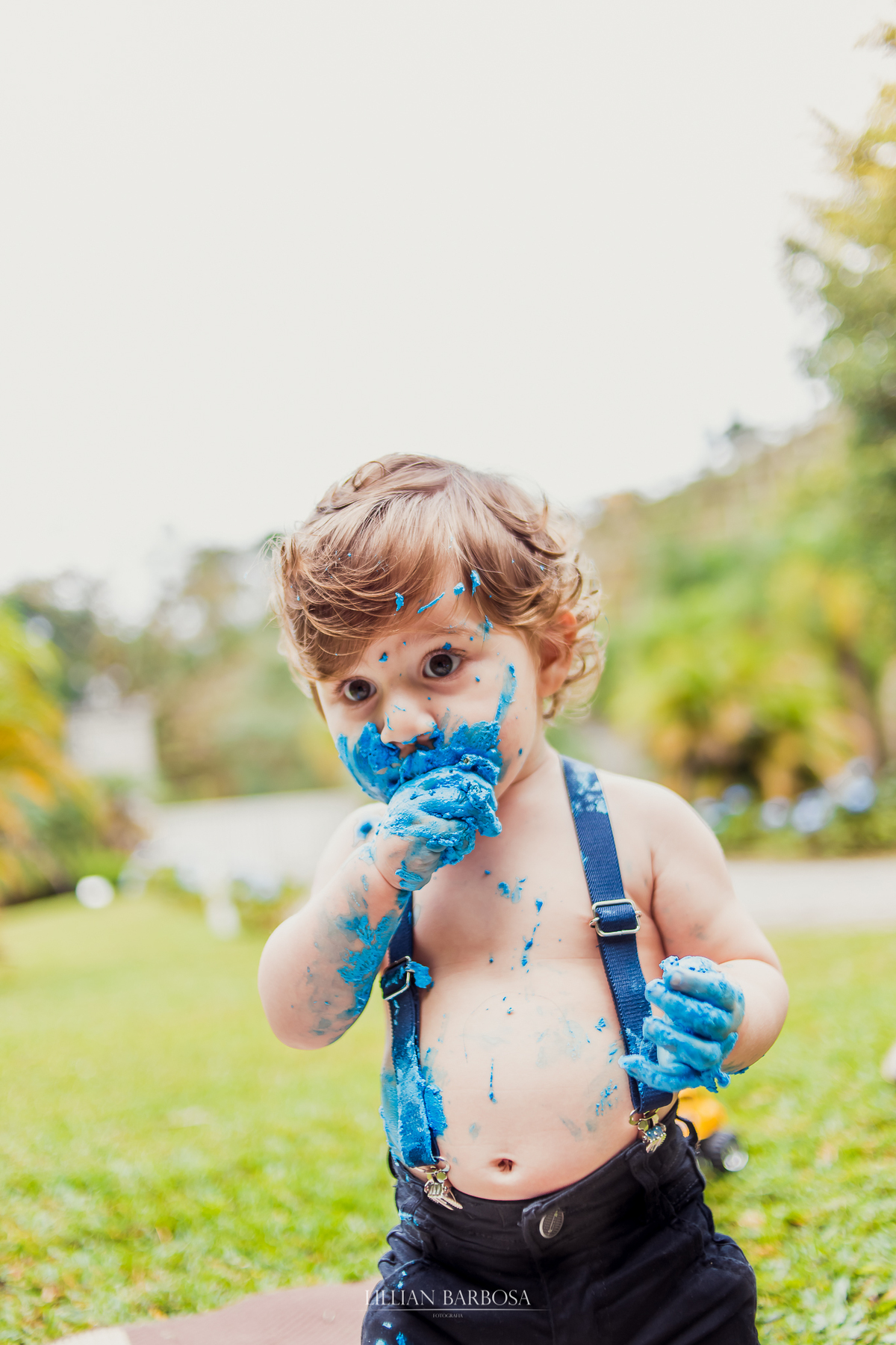 ensaio externo  infantil de menino de 1 ano em um jardim, jardim do castelo de lauro muller smash the cake