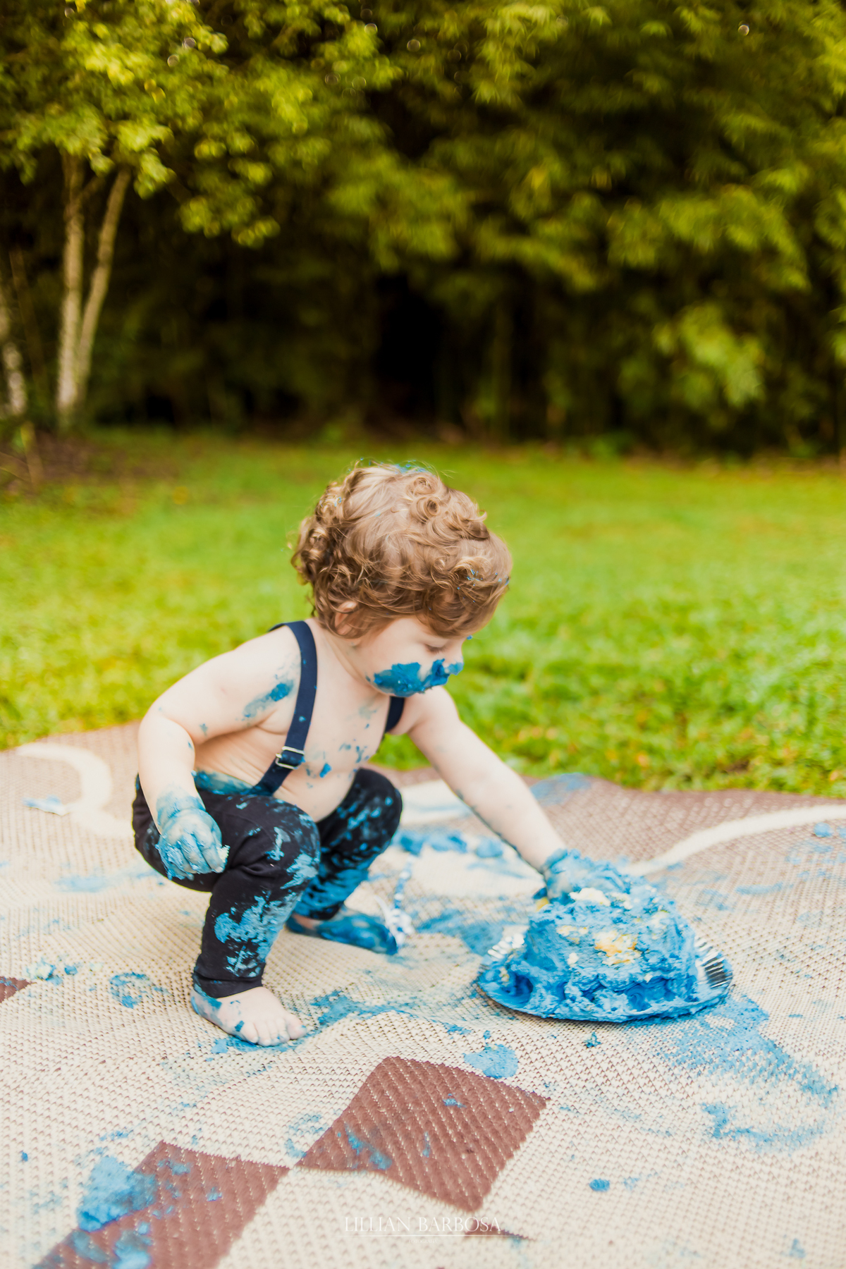 ensaio externo  infantil de menino de 1 ano em um jardim, jardim do castelo de lauro muller smash the cake