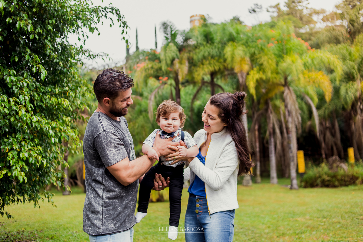 ensaio externo  infantil de menino de 1 ano em um jardim, jardim do castelo de lauro muller com familia