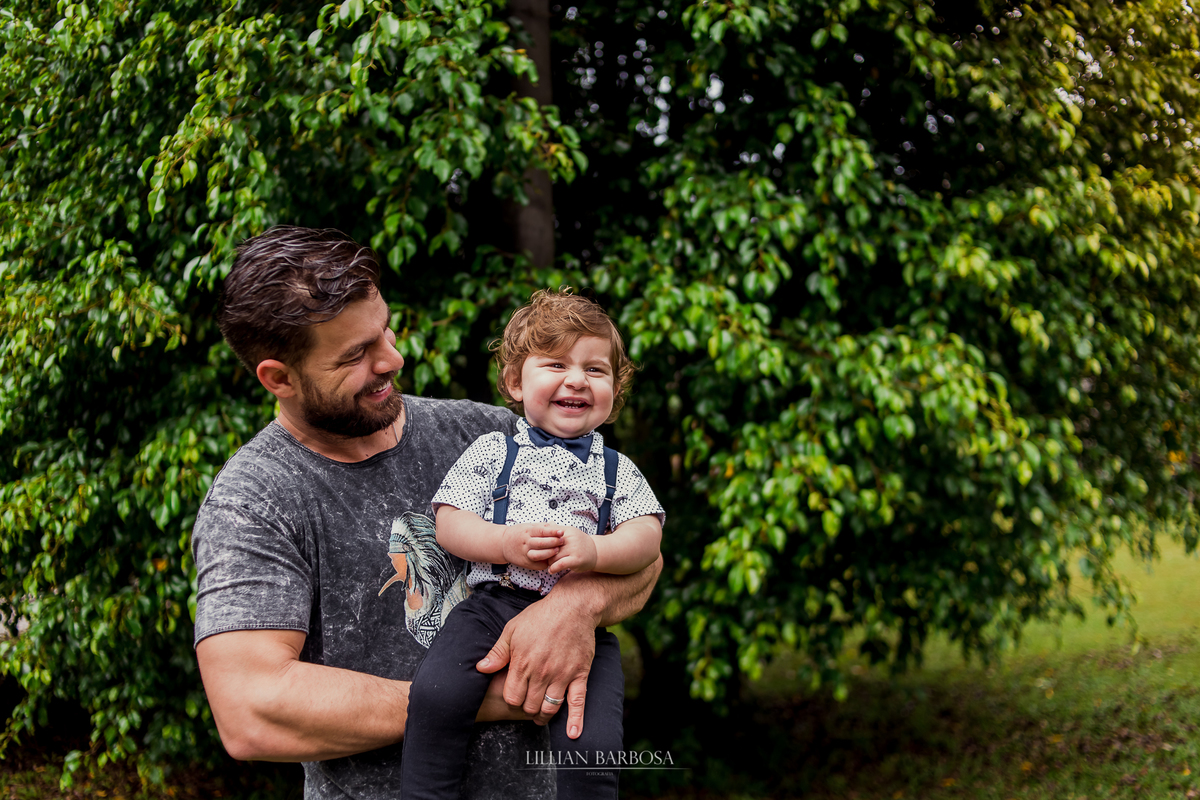 ensaio externo  infantil de menino de 1 ano em um jardim, jardim do castelo de lauro muller com pai