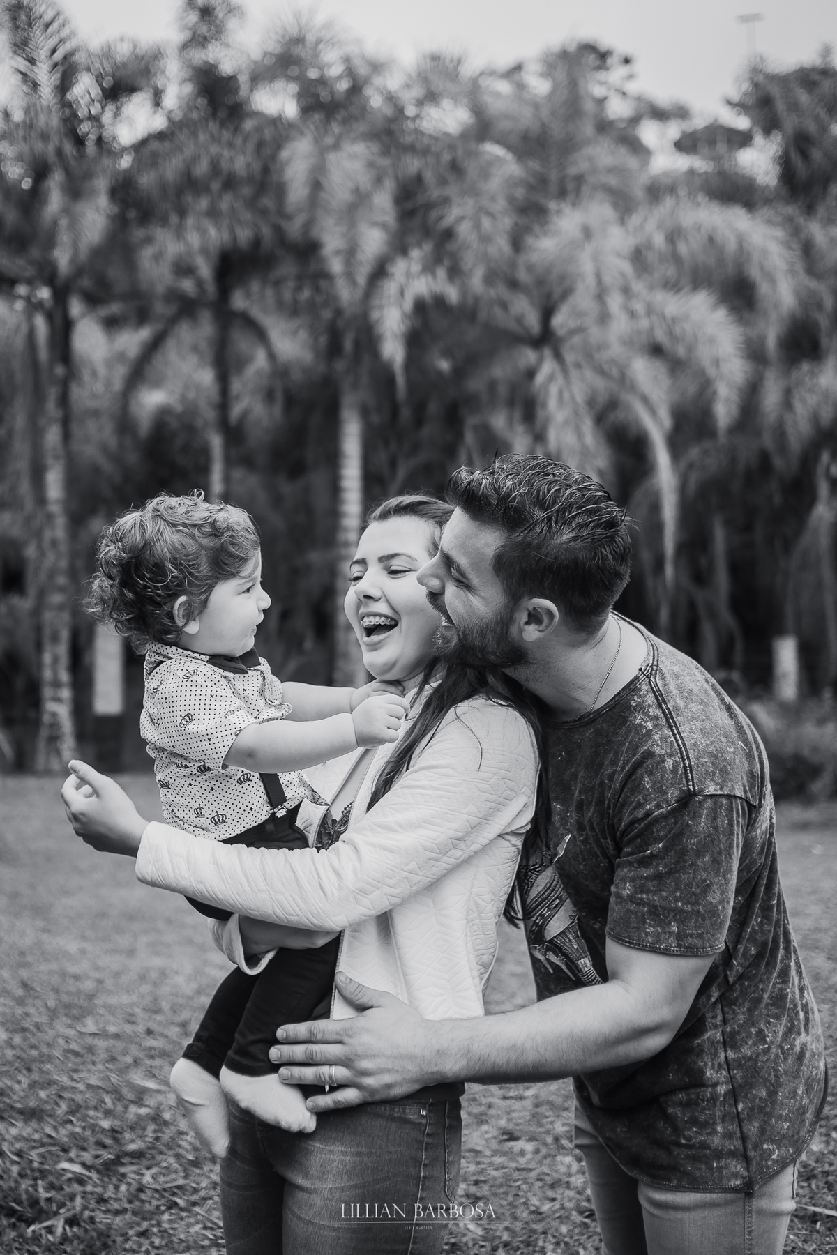 ensaio externo  infantil de menino de 1 ano em um jardim, jardim do castelo de lauro muller com familia