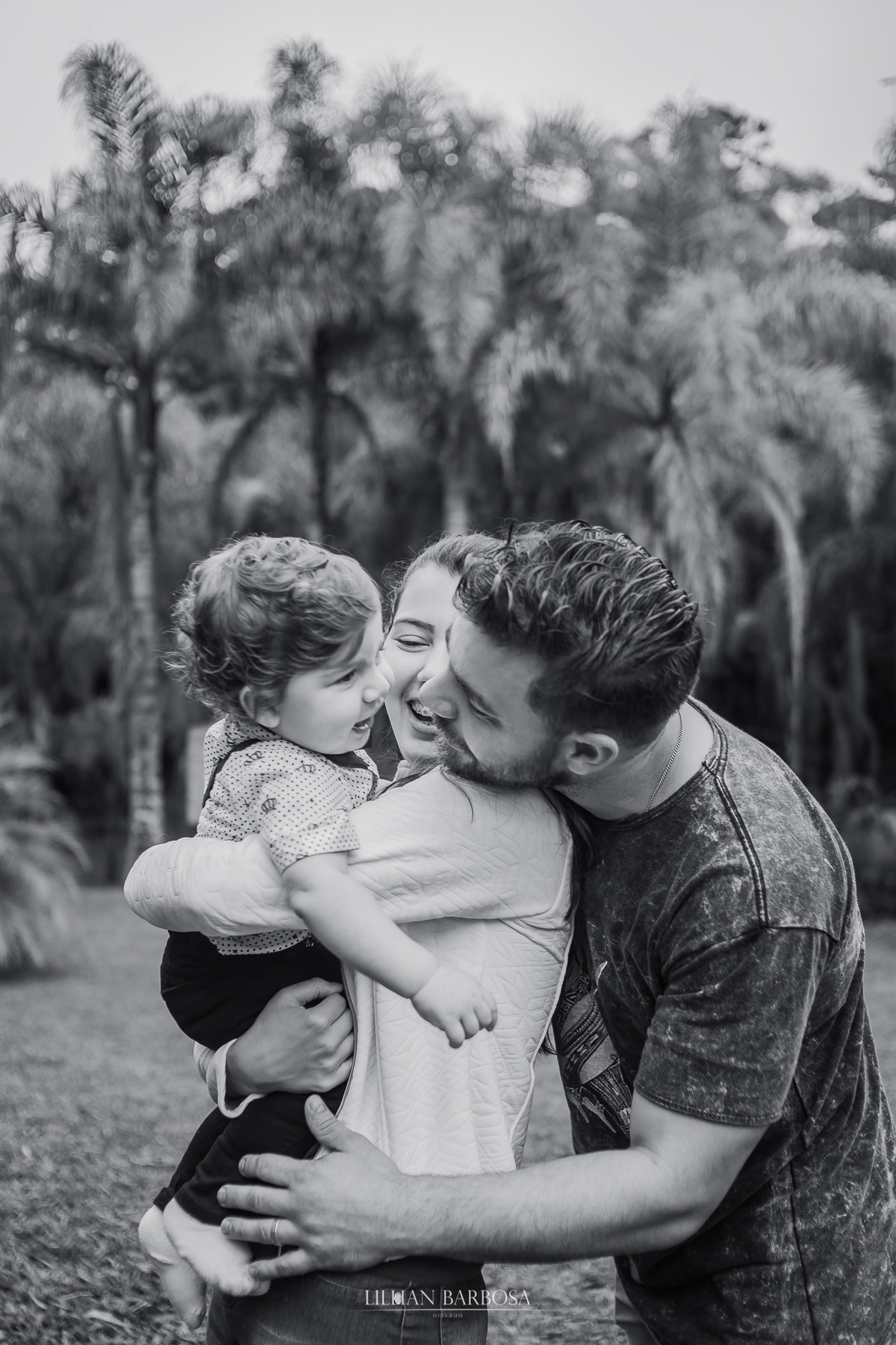 ensaio externo  infantil de menino de 1 ano em um jardim, jardim do castelo de lauro muller com familia