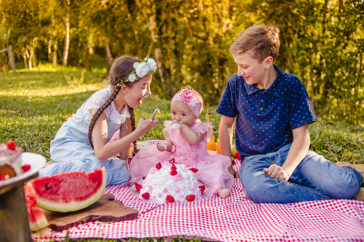 Ensaio de 1 ano de menina em sitio, tema rural, tema fazendinha, smash the cake, smash the fruit, fotografa de lauro muller, lillian barbosa, ensaio em lauro muller, fotos em lauro muller, fotografo de lauro muller, fotografo de orleans, ensaio infantil