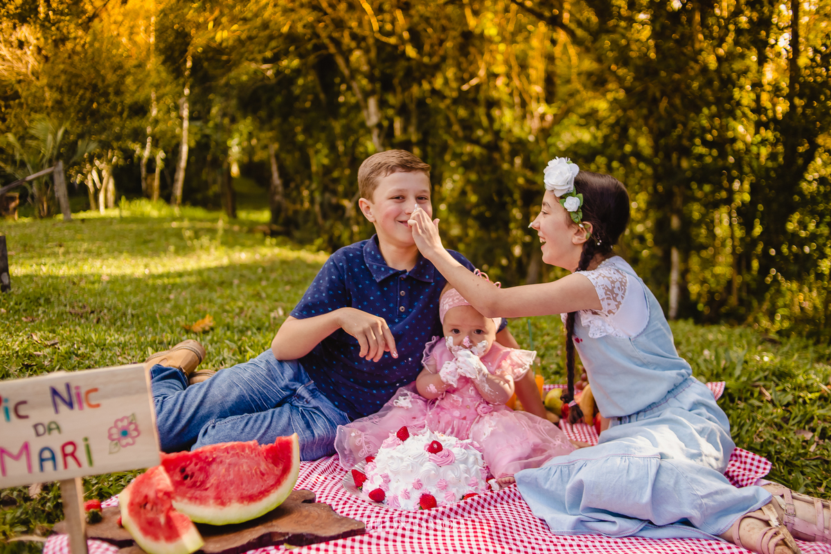 Ensaio de 1 ano de menina em sitio, tema rural, tema fazendinha, smash the cake, smash the fruit, fotografa de lauro muller, lillian barbosa, ensaio em lauro muller, fotos em lauro muller, fotografo de lauro muller, fotografo de orleans, ensaio infantil
