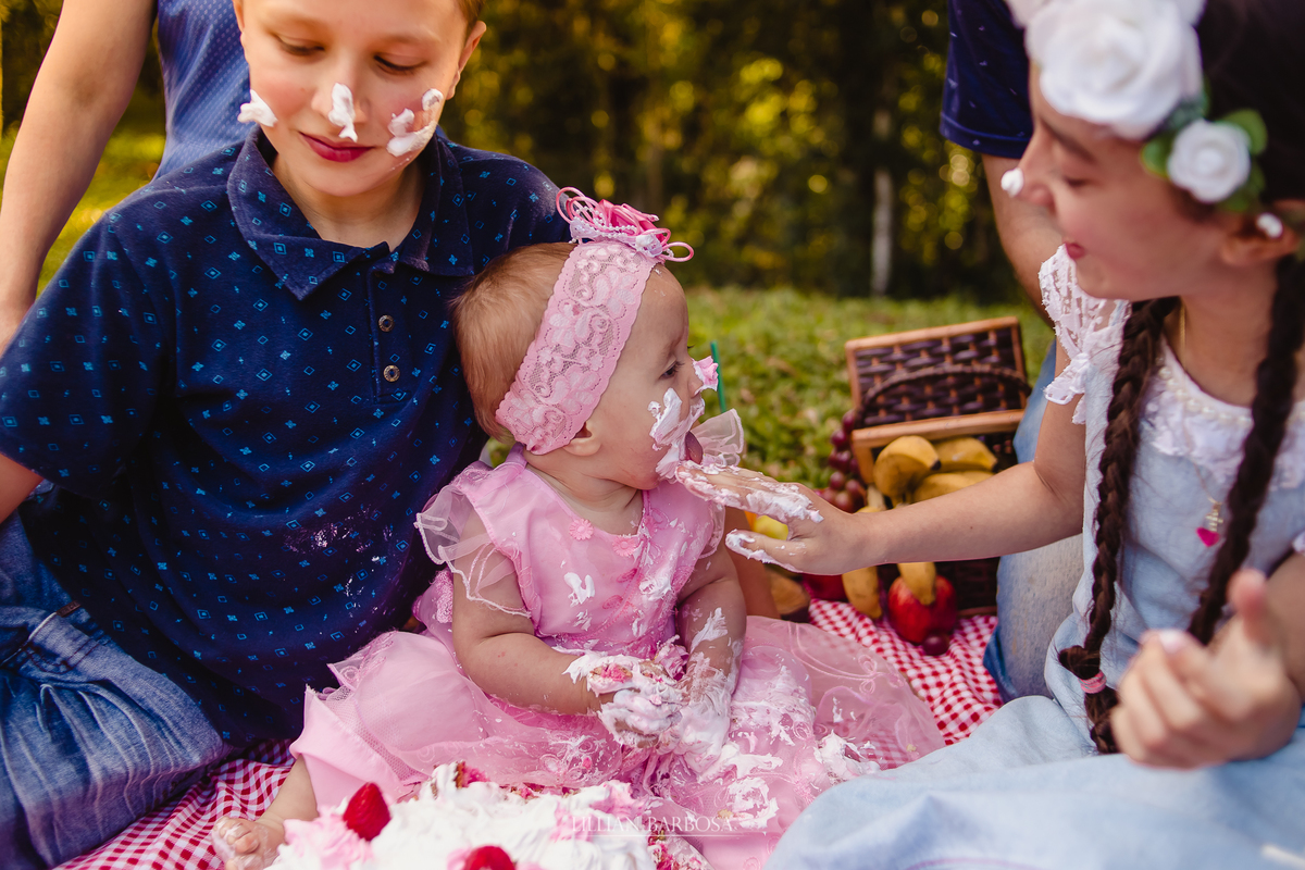Ensaio de 1 ano de menina em sitio, tema rural, tema fazendinha, smash the cake, smash the fruit, fotografa de lauro muller, lillian barbosa, ensaio em lauro muller, fotos em lauro muller, fotografo de lauro muller, fotografo de orleans, ensaio infantil
