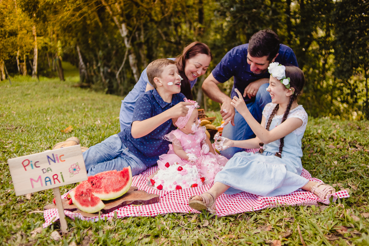 Ensaio de 1 ano de menina em sitio, tema rural, tema fazendinha, smash the cake, smash the fruit, fotografa de lauro muller, lillian barbosa, ensaio em lauro muller, fotos em lauro muller, fotografo de lauro muller, fotografo de orleans, ensaio infantil