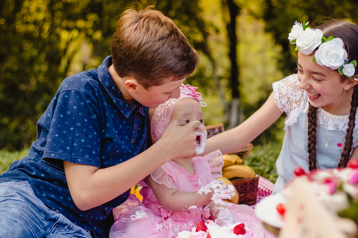 Ensaio de 1 ano de menina em sitio, tema rural, tema fazendinha, smash the cake, smash the fruit, fotografa de lauro muller, lillian barbosa, ensaio em lauro muller, fotos em lauro muller, fotografo de lauro muller, fotografo de orleans, ensaio infantil