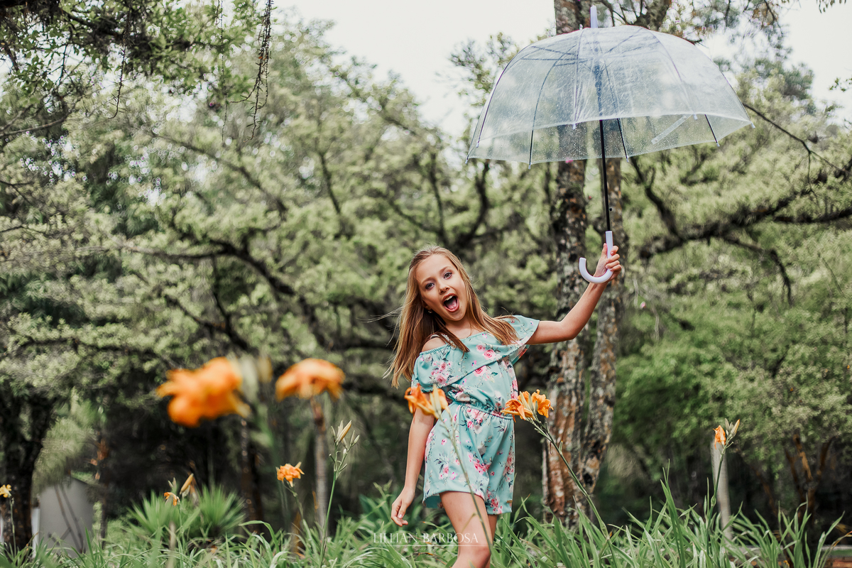 ensaio fotografico de 9 anos de menina - julia fez nove anos com book em lauro muller fotografa lillian barbosa fotos com flores rosas na praça