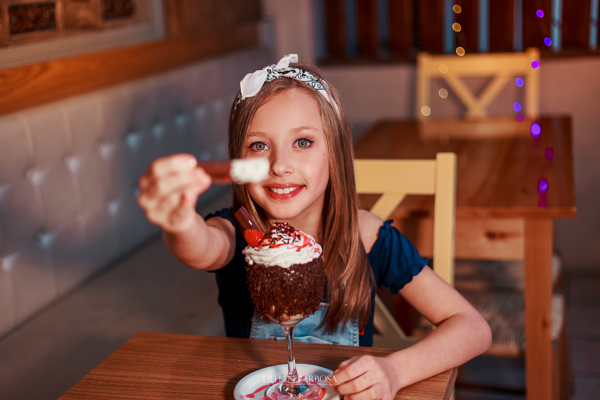 ensaio fotografico de 9 anos de menina - julia fez nove anos com book em lauro muller fotografa lillian barbosa fotos em sorveteria