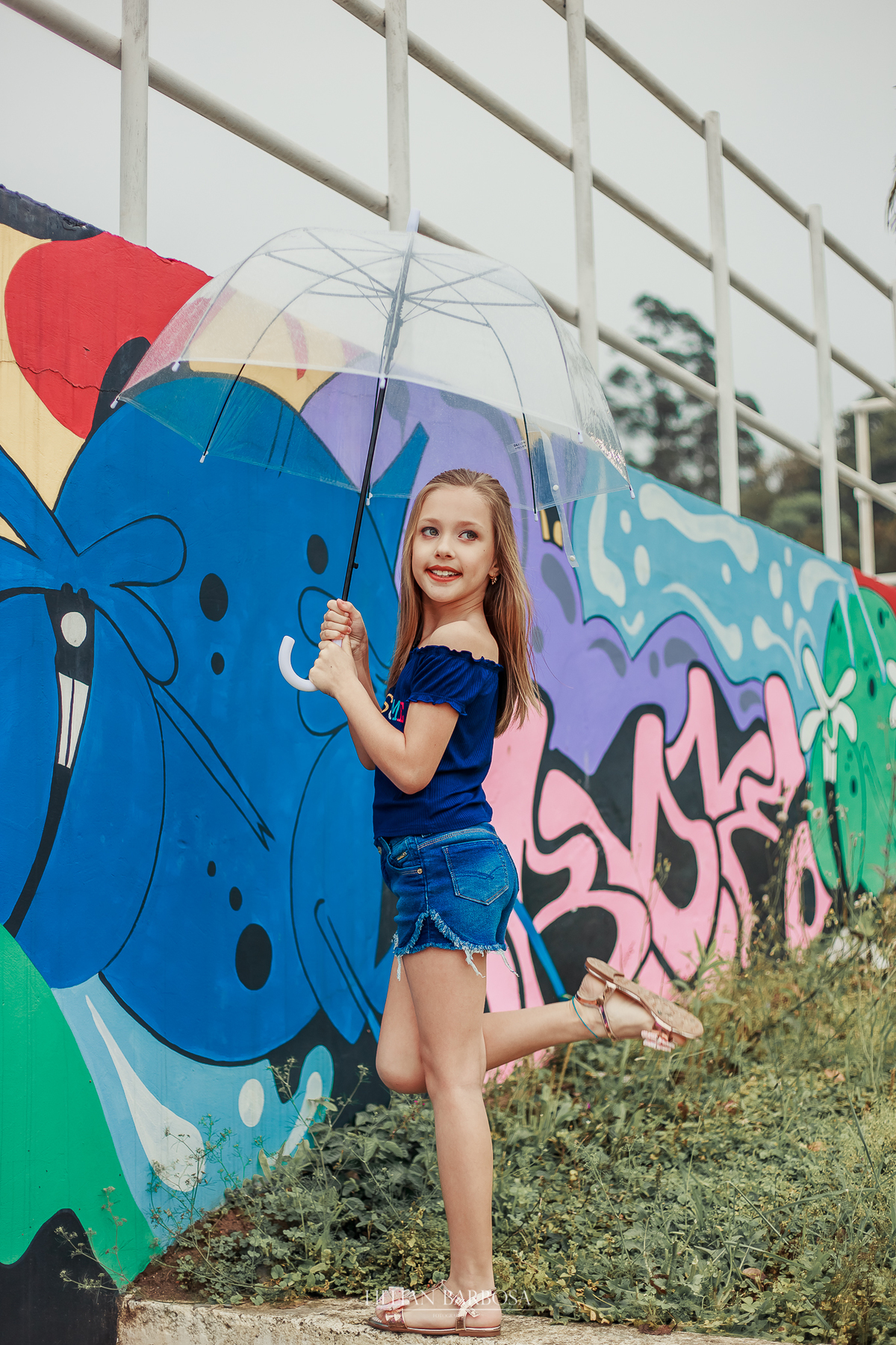 ensaio fotografico de 9 anos de menina - julia fez nove anos com book em lauro muller fotografa lillian barbosa fotos com guarda chuva em muro colorido