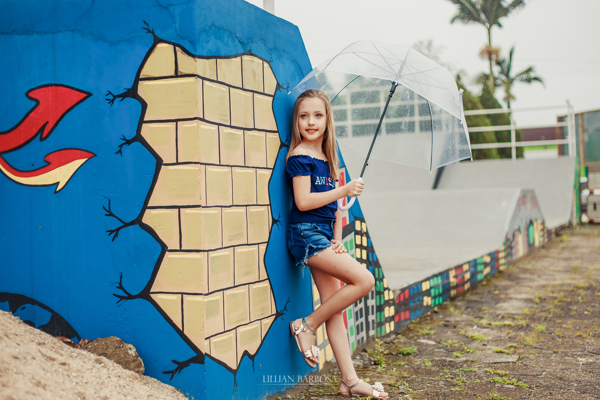 ensaio fotografico de 9 anos de menina - julia fez nove anos com book em lauro muller fotografa lillian barbosa fotos com guarda chuva em muro colorido
