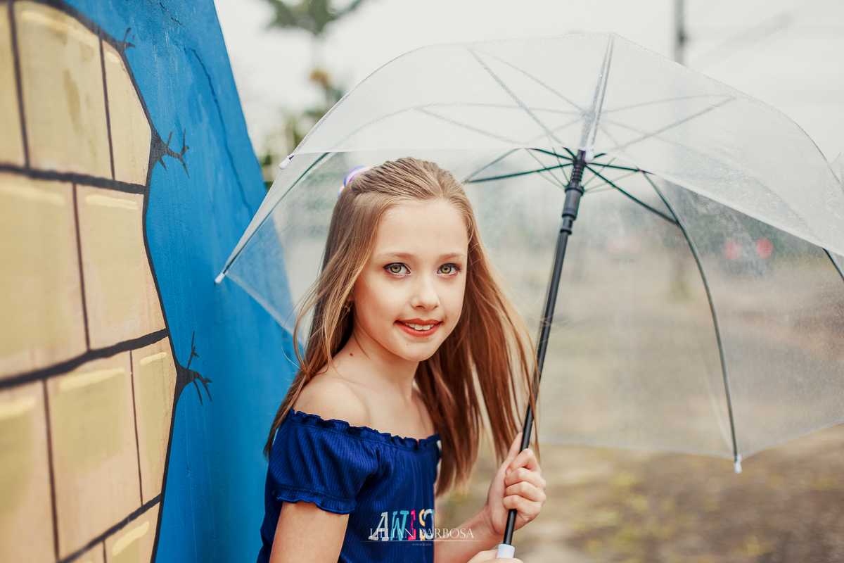 ensaio fotografico de 9 anos de menina - julia fez nove anos com book em lauro muller fotografa lillian barbosa fotos com guarda chuva em muro colorido