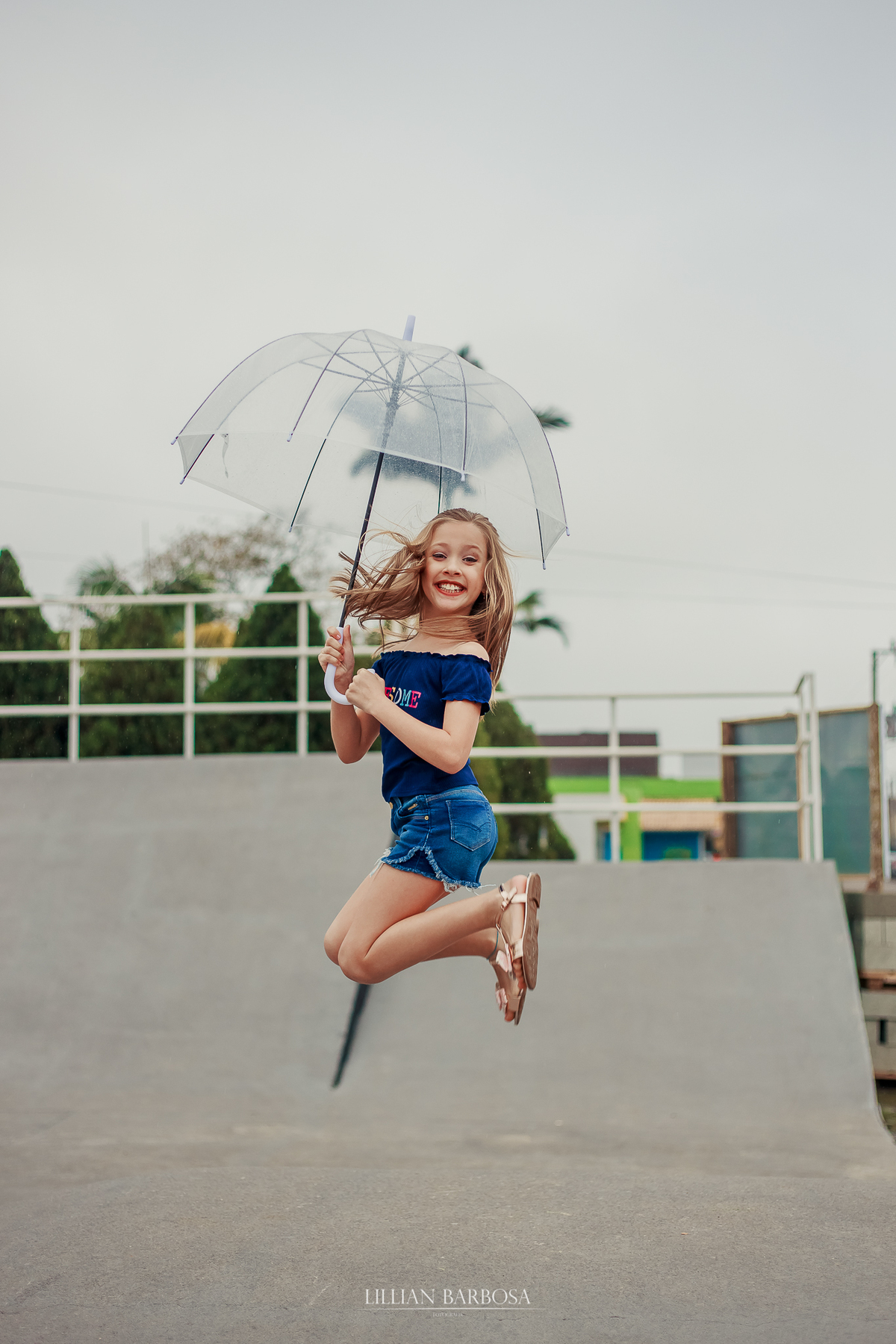 ensaio fotografico de 9 anos de menina - julia fez nove anos com book em lauro muller fotografa lillian barbosa fotos com guarda chuva em muro colorido