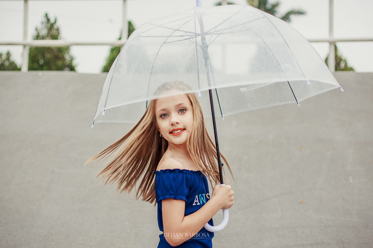 ensaio fotografico de 9 anos de menina - julia fez nove anos com book em lauro muller fotografa lillian barbosa fotos com guarda chuva em muro colorido