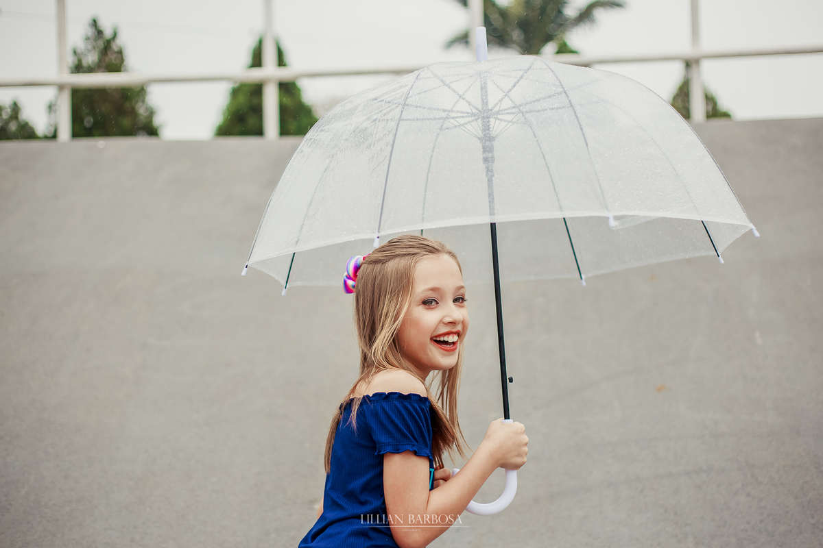 ensaio fotografico de 9 anos de menina - julia fez nove anos com book em lauro muller fotografa lillian barbosa fotos com guarda chuva em muro colorido