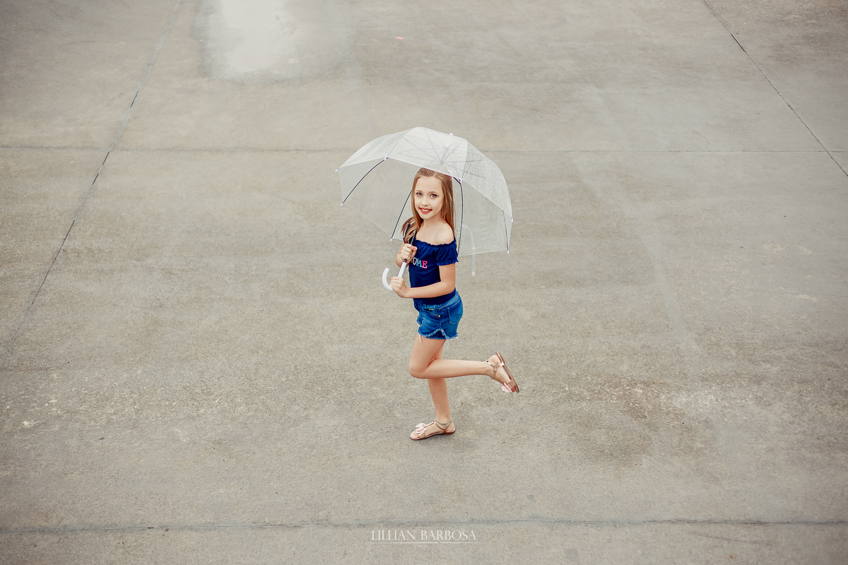 ensaio fotografico de 9 anos de menina - julia fez nove anos com book em lauro muller fotografa lillian barbosa fotos com guarda chuva em muro colorido