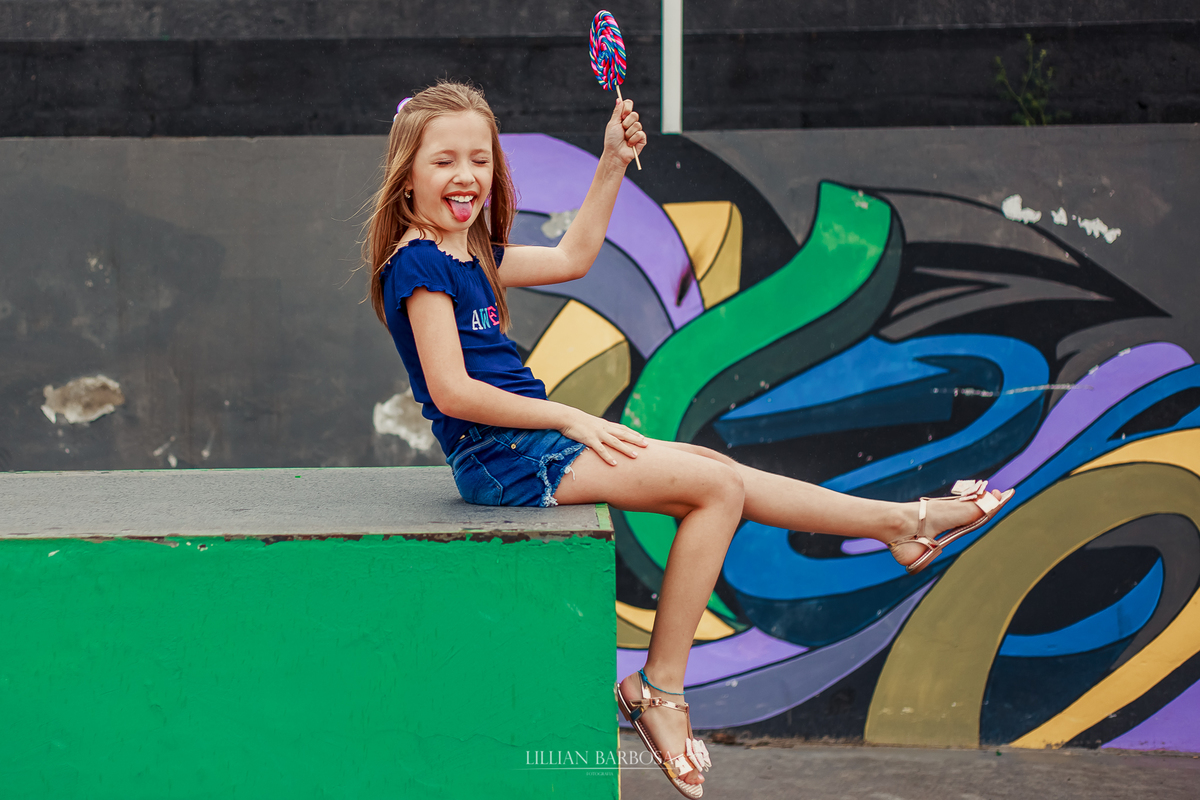 ensaio fotografico de 9 anos de menina - julia fez nove anos com book em lauro muller fotografa lillian barbosa fotos com pirulito em muro colorido