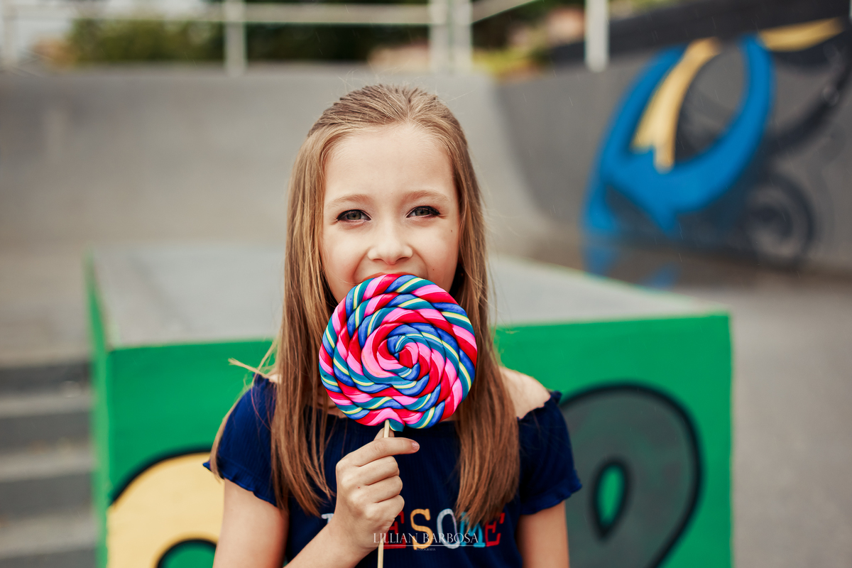ensaio fotografico de 9 anos de menina - julia fez nove anos com book em lauro muller fotografa lillian barbosa fotos com pirulito em muro colorido
