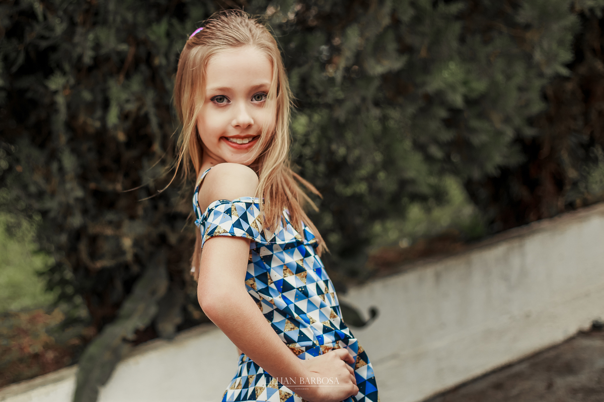 ensaio fotografico de 9 anos de menina - julia fez nove anos com book em lauro muller fotografa lillian barbosa fotos com guarda chuva em muro colorido
