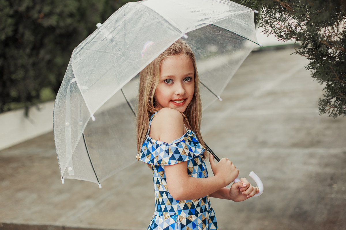 ensaio fotografico de 9 anos de menina - julia fez nove anos com book em lauro muller fotografa lillian barbosa fotos com guarda chuva em muro colorido