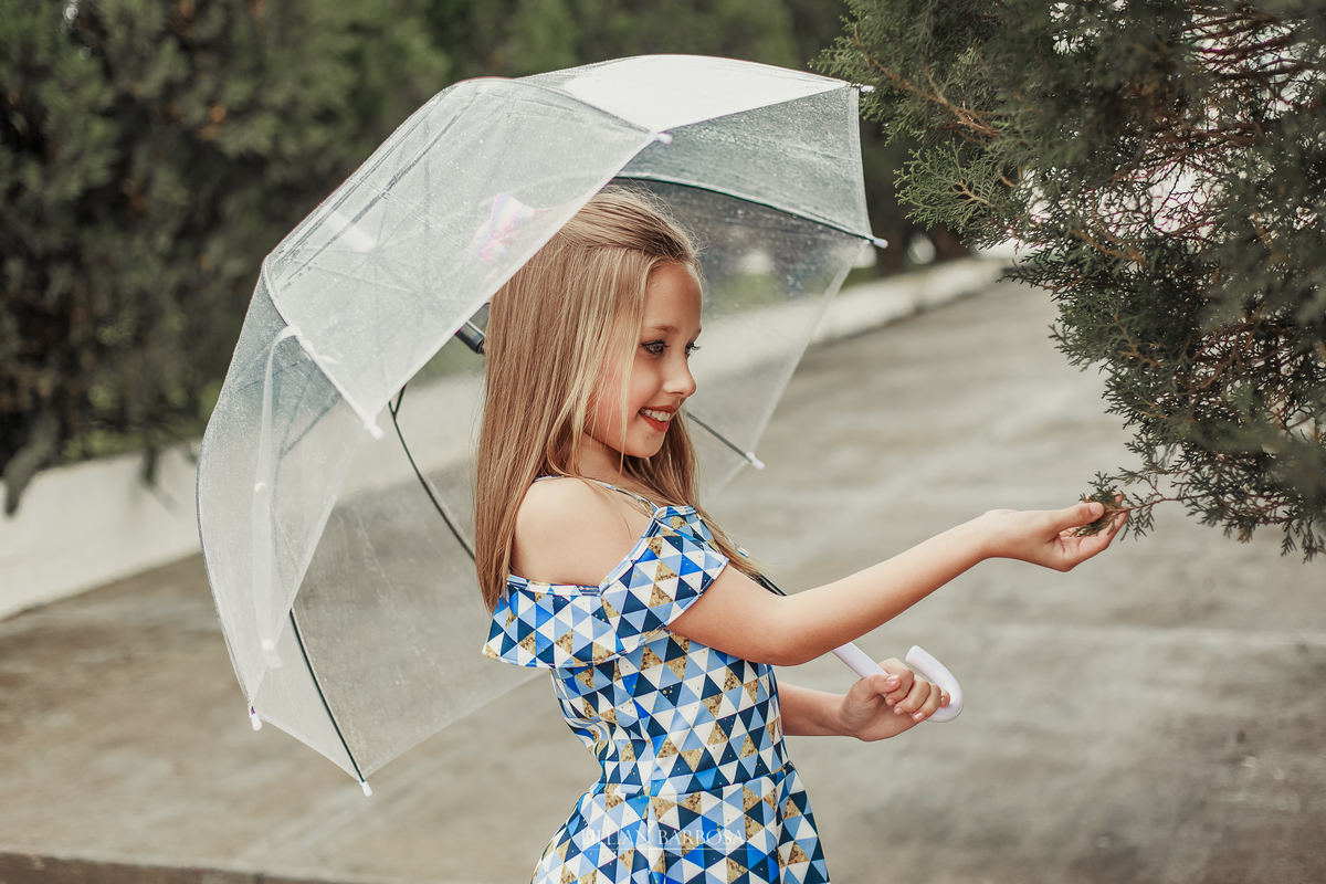 ensaio fotografico de 9 anos de menina - julia fez nove anos com book em lauro muller fotografa lillian barbosa fotos com guarda chuva em muro colorido