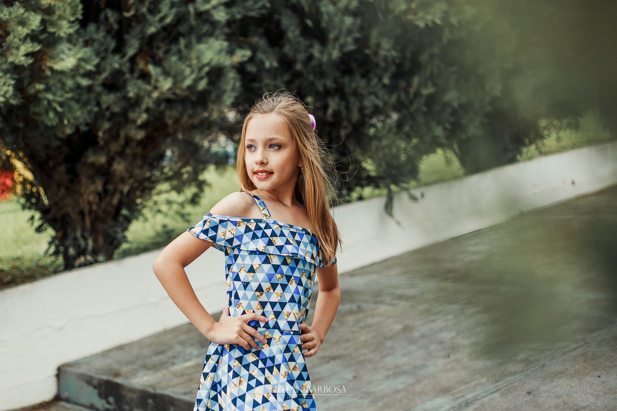 ensaio fotografico de 9 anos de menina - julia fez nove anos com book em lauro muller fotografa lillian barbosa fotos com guarda chuva em muro colorido
