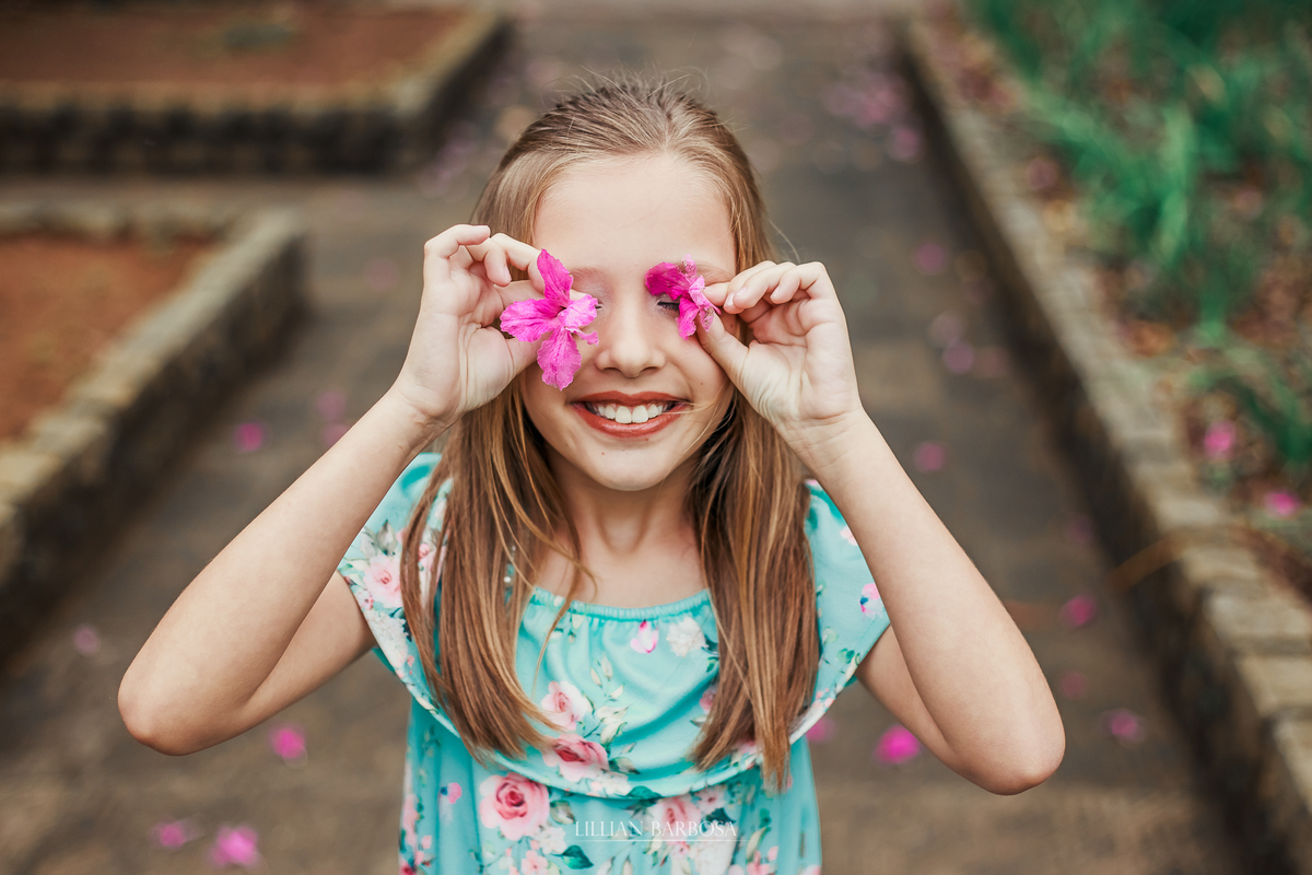 ensaio fotografico de 9 anos de menina - julia fez nove anos com book em lauro muller fotografa lillian barbosa fotos com flores rosas na praça