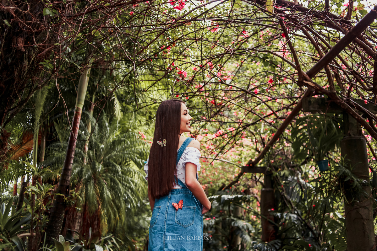 fotógrafa-lillian-barbosa-book-15-anos-com-chuva-jardim-secreto-castelo-belvedere-treze-de-maio-sc-1