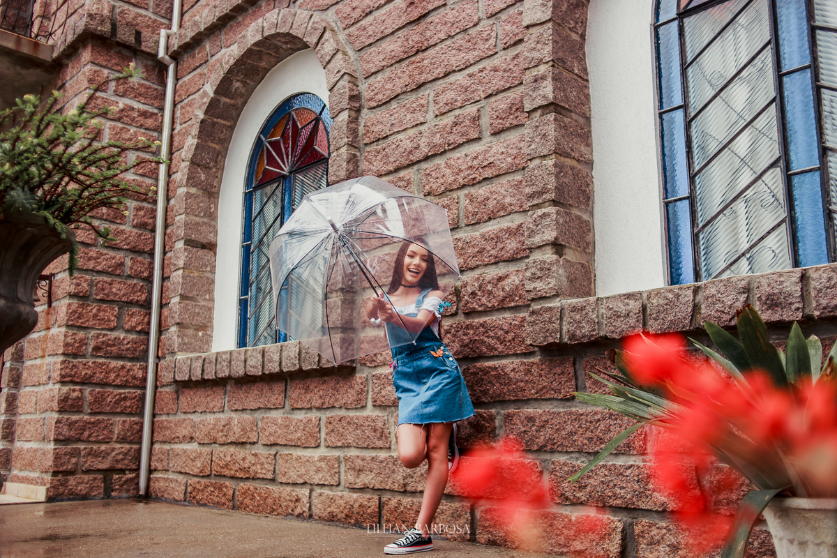 fotógrafa-lillian-barbosa-book-15-anos-com-chuva-jardim-secreto-castelo-belvedere-treze-de-maio-sc-1