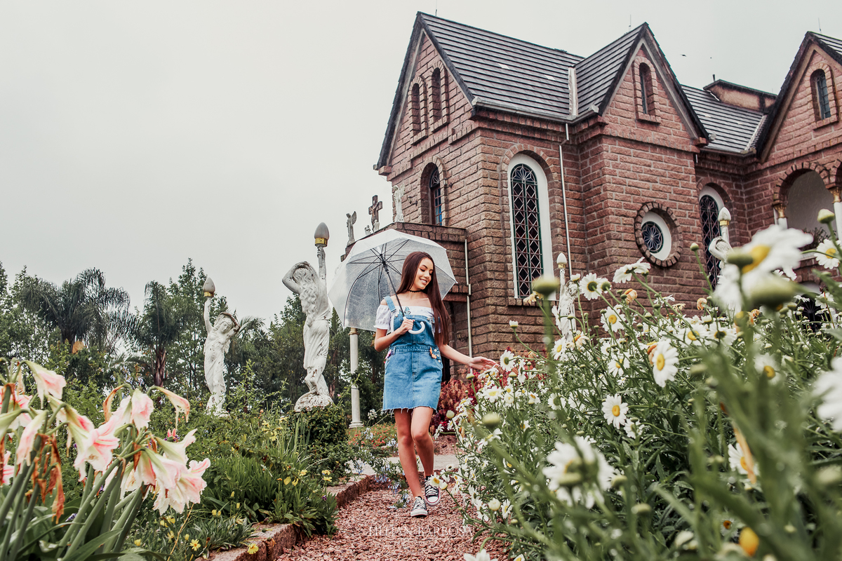 fotógrafa-lillian-barbosa-book-15-anos-com-chuva-jardim-secreto-castelo-belvedere-treze-de-maio-sc-1