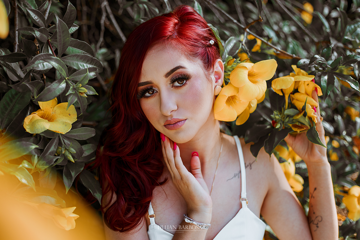 fotografa-de-lauro muller, ensaio de quinze anos feito em lauro muller, fotos nas flores amarelas, menina de cabelo vermelho, book de 15 anos, ensaio em lauro muller