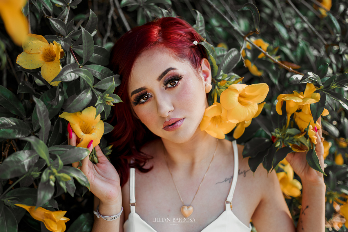 fotografa-de-lauro muller, ensaio de quinze anos feito em lauro muller, fotos nas flores amarelas, menina de cabelo vermelho, book de 15 anos, ensaio em lauro muller