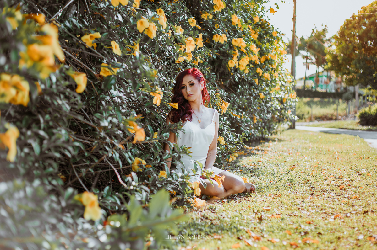fotografa-de-lauro muller, ensaio de quinze anos feito em lauro muller, fotos nas flores amarelas, menina de cabelo vermelho, book de 15 anos, ensaio em lauro muller