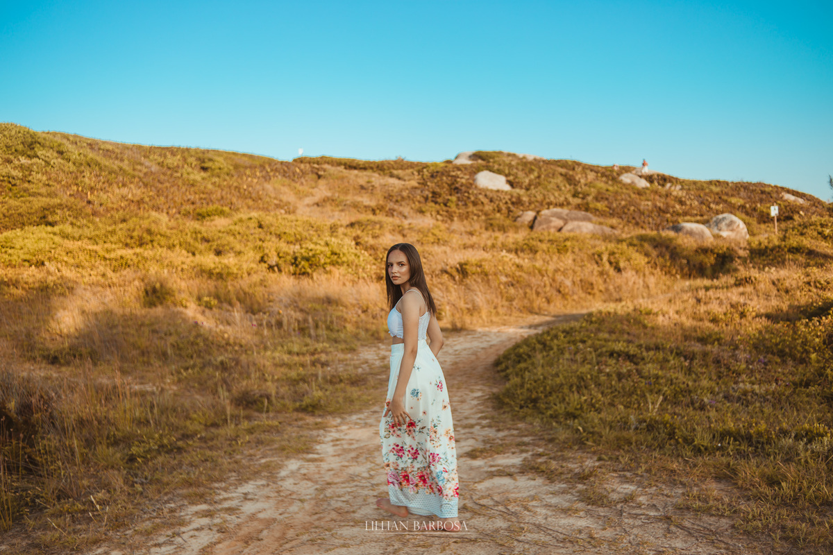 lillian-barbosa-fotografa-fotografo-de-lauro-muller-book-de-anos-em -laguna-santa-catarina-pamela-ensaio-de-quinze-anos -praia-do-gi-pedra-do-frade-laguna