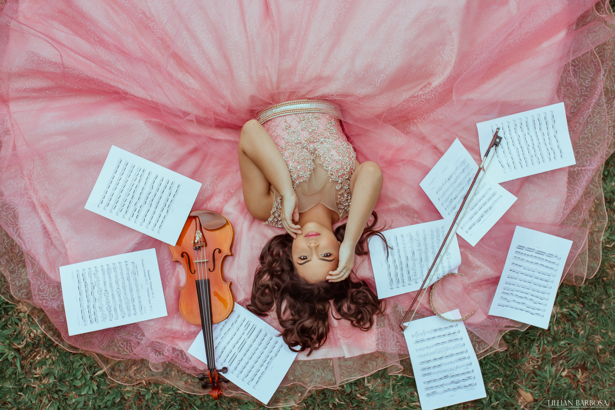 ensaio de 15 anos com vestido de princesa rosa em lauro muller, fotografa Lillian barbosa, book de 15 anos em Lauro Muller Santa Catarina, violinista