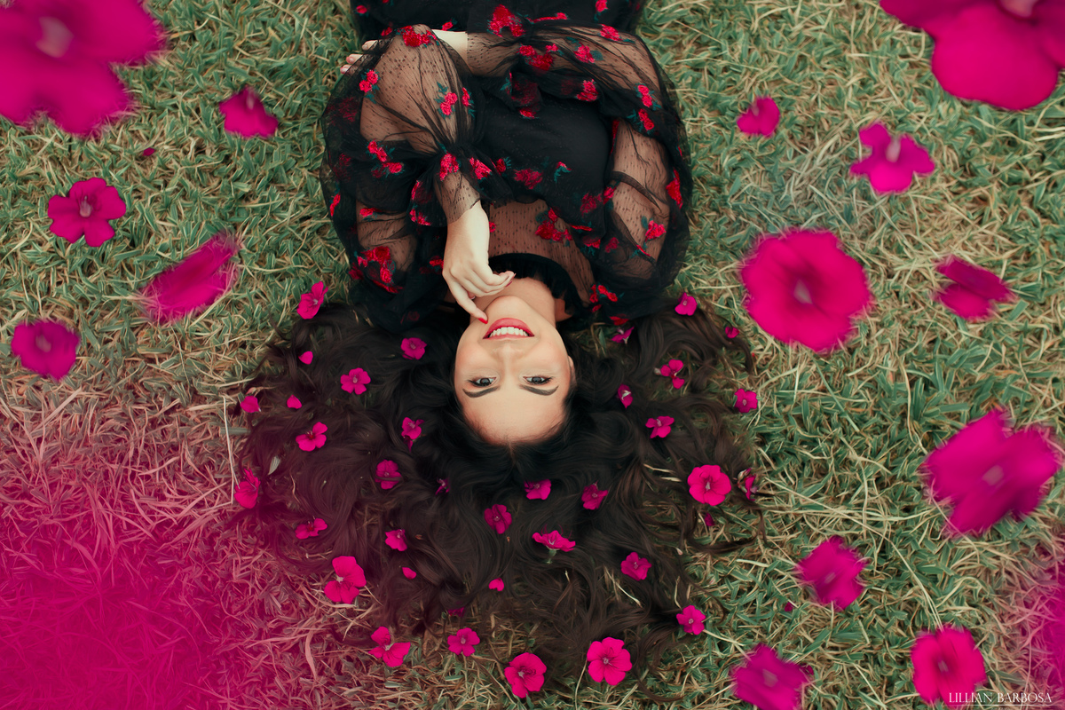 ensaio de 15 anos com vestido de princesa rosa em lauro muller, fotografa Lillian barbosa, book de 15 anos em Lauro Muller Santa Catarina, fotos com flores, vestido de flores