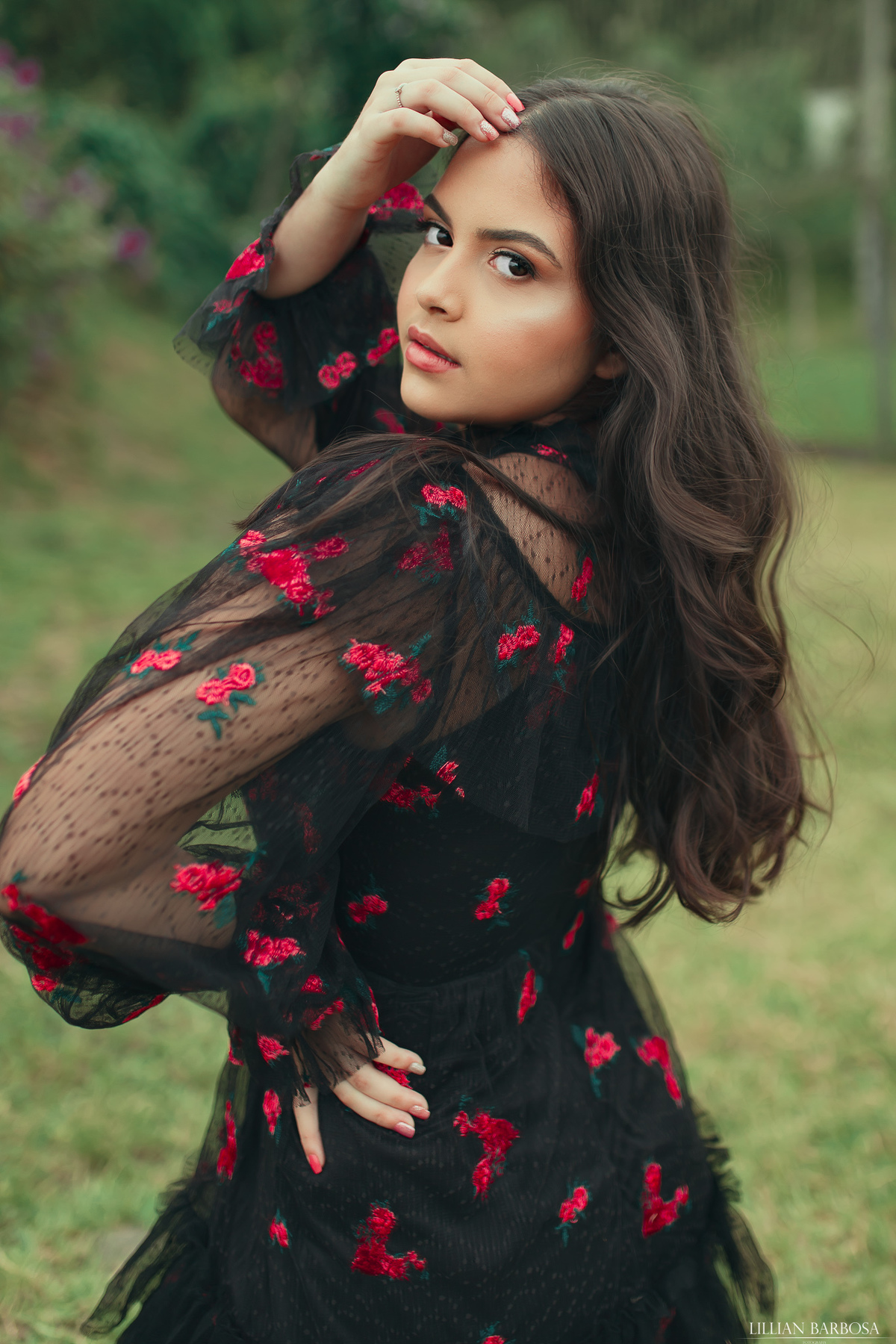 ensaio de 15 anos com vestido de princesa rosa em lauro muller, fotografa Lillian barbosa, book de 15 anos em Lauro Muller Santa Catarina, fotos com flores, vestido de flores