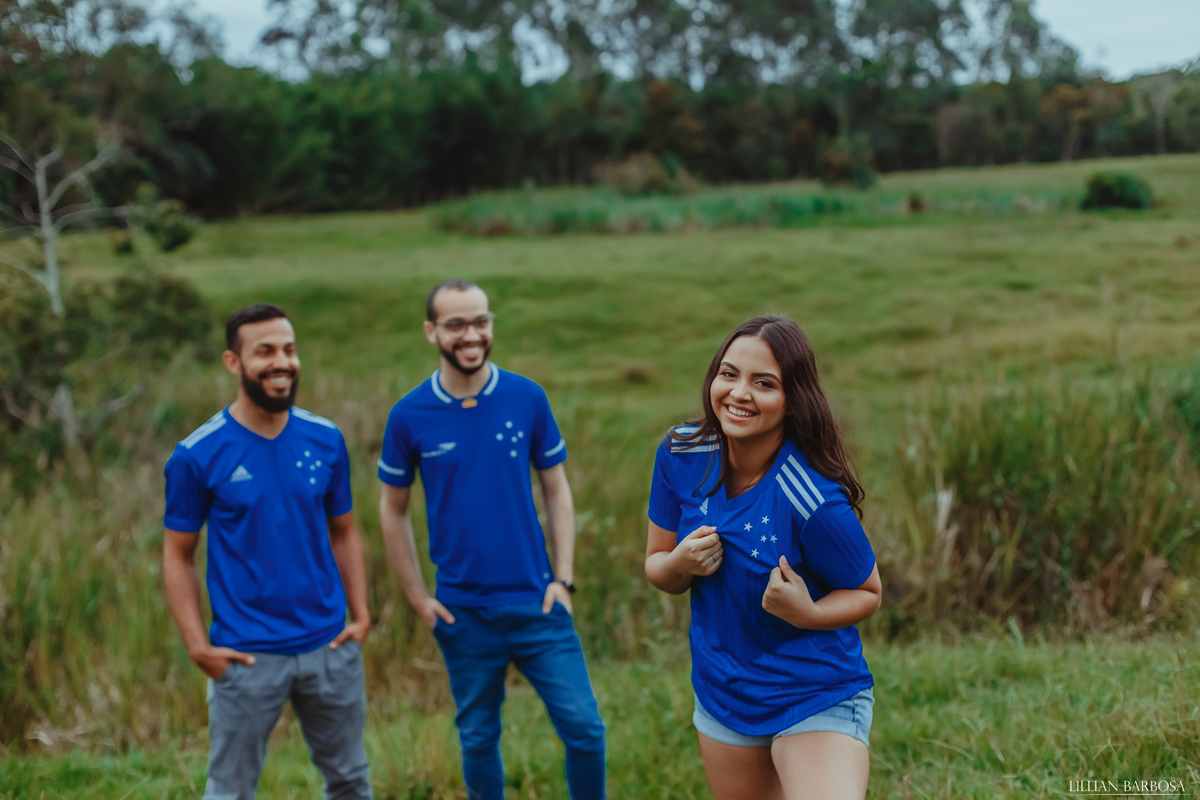 ensaio de 15 anos com vestido de princesa rosa em lauro muller, fotografa Lillian barbosa, book de 15 anos em Lauro Muller Santa Catarina, fotos com flores, vestido de flores