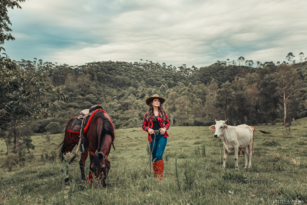 ensaio externo de 13 anos lauro muller, roupa campeira com cavalo