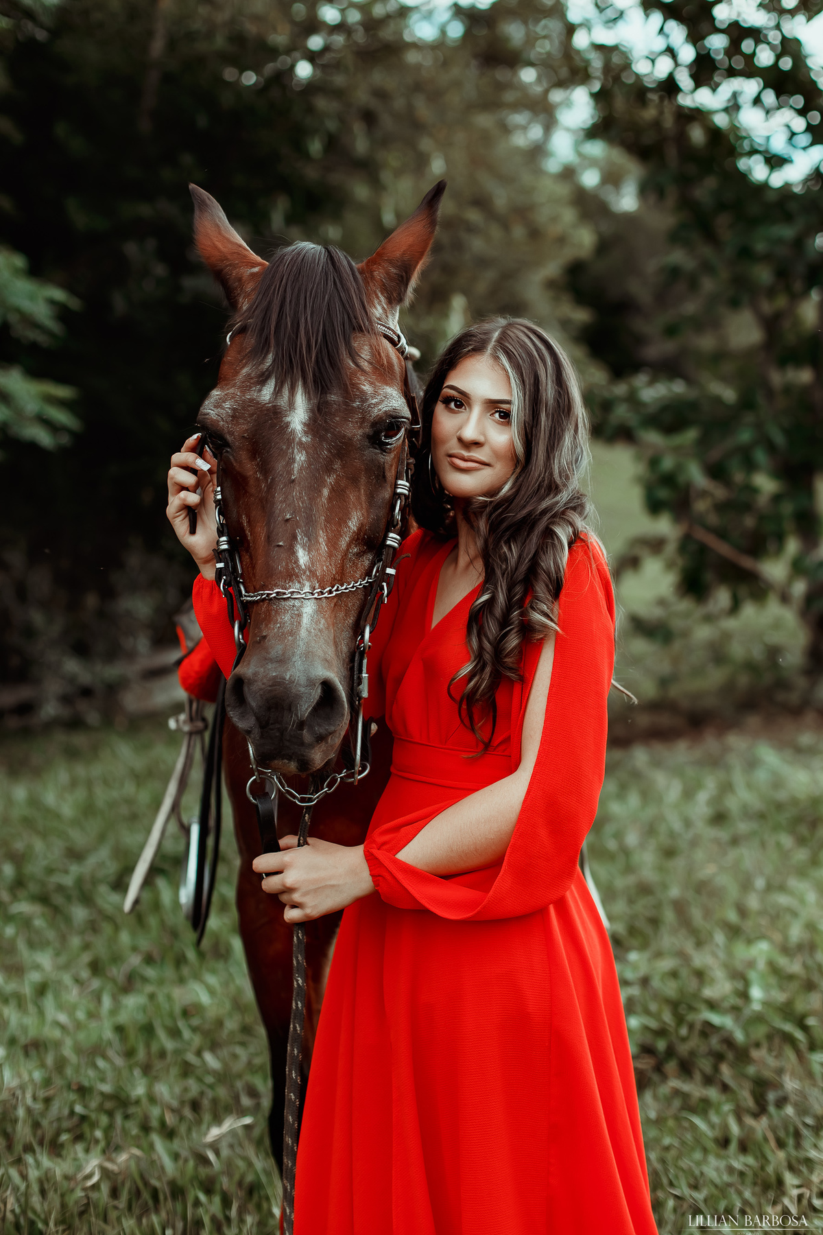 ensaio externo de 13 anos lauro muller, vestido vermelho longo e cavalo