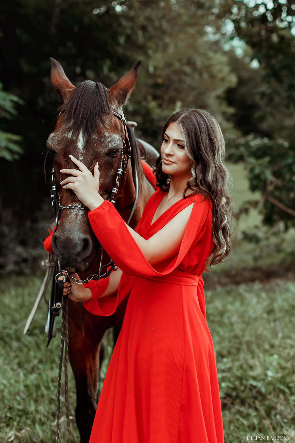 ensaio externo de 13 anos lauro muller, vestido vermelho longo e cavalo