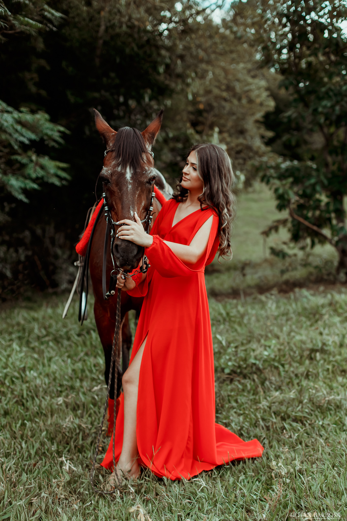 ensaio externo de 13 anos lauro muller, vestido vermelho longo e cavalo