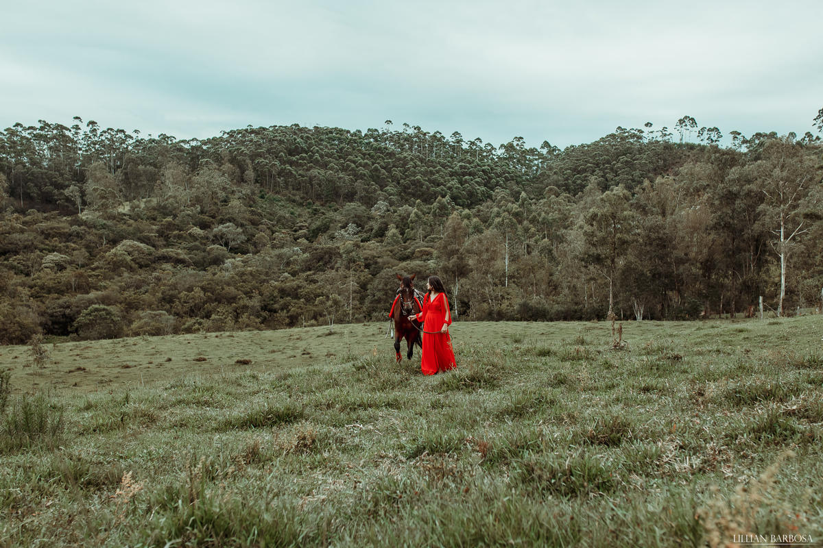 ensaio externo de 13 anos lauro muller, vestido vermelho longo e cavalo