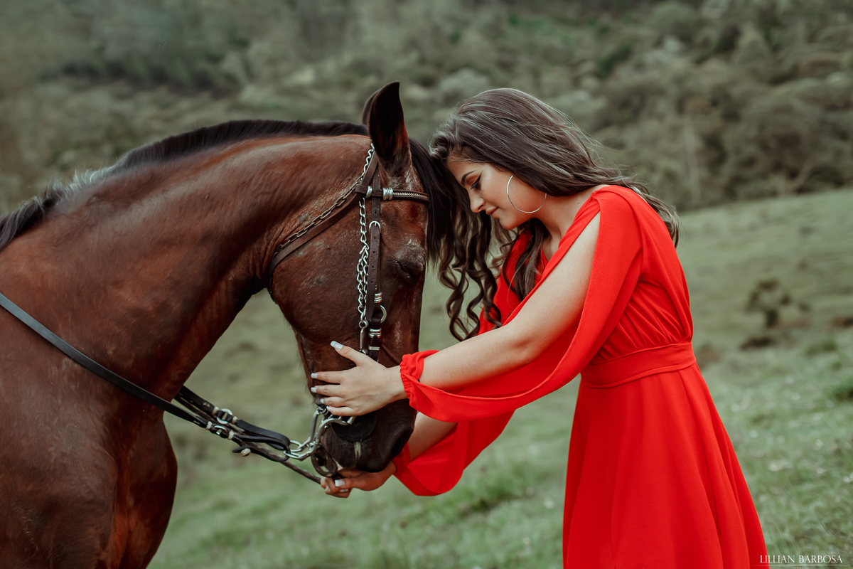 ensaio externo de 13 anos lauro muller, vestido vermelho longo e cavalo