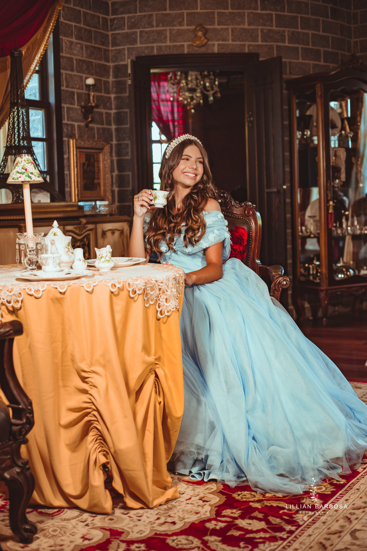 ensaio-de-15-anos-book-de-15-anos-castelo-britanico-castelo-em-cocal-do-sul-castelo-em-santa-catarina-vestido-azul-fotografos-de-santa-catarina-fotografa-de-santa-catarina-fotografos-de-lauro-muller-fotografa-de-lauro-muller-fotografos-de-15-anos