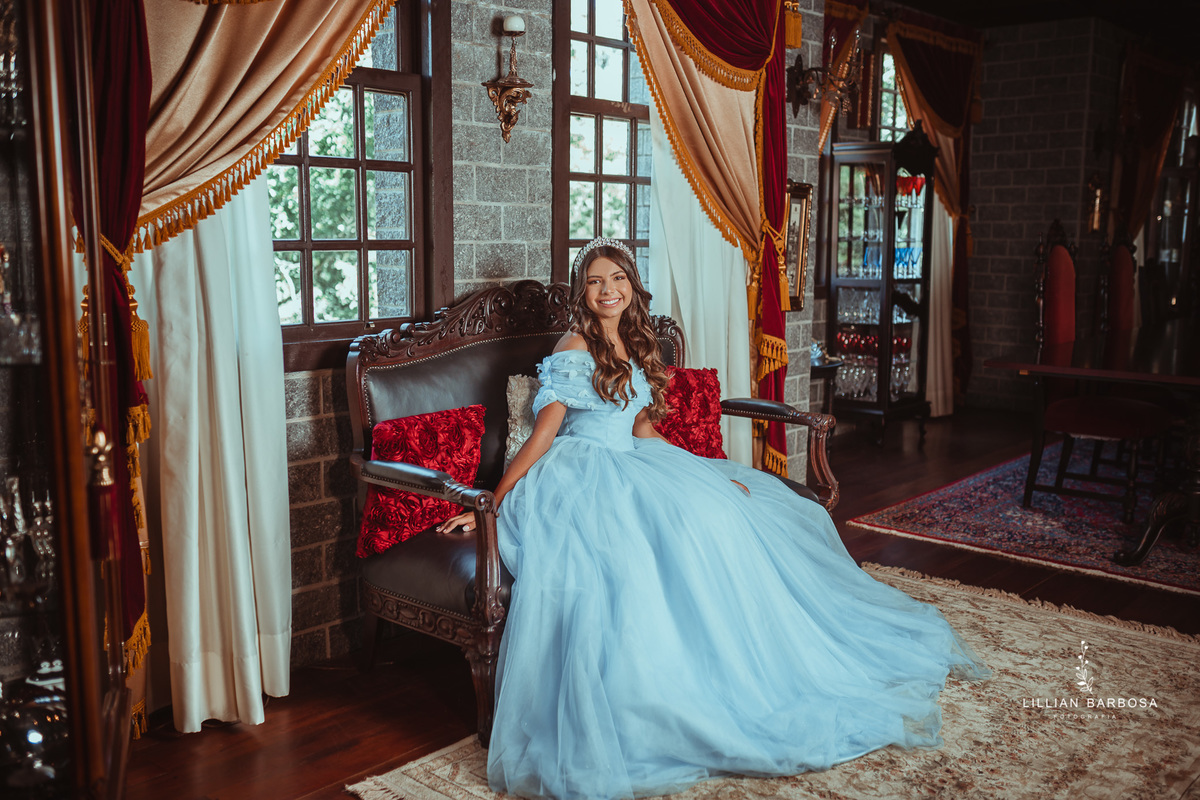 ensaio-de-15-anos-book-de-15-anos-castelo-britanico-castelo-em-cocal-do-sul-castelo-em-santa-catarina-vestido-azul-fotografos-de-santa-catarina-fotografa-de-santa-catarina-fotografos-de-lauro-muller-fotografa-de-lauro-muller-fotografos-de-15-anos