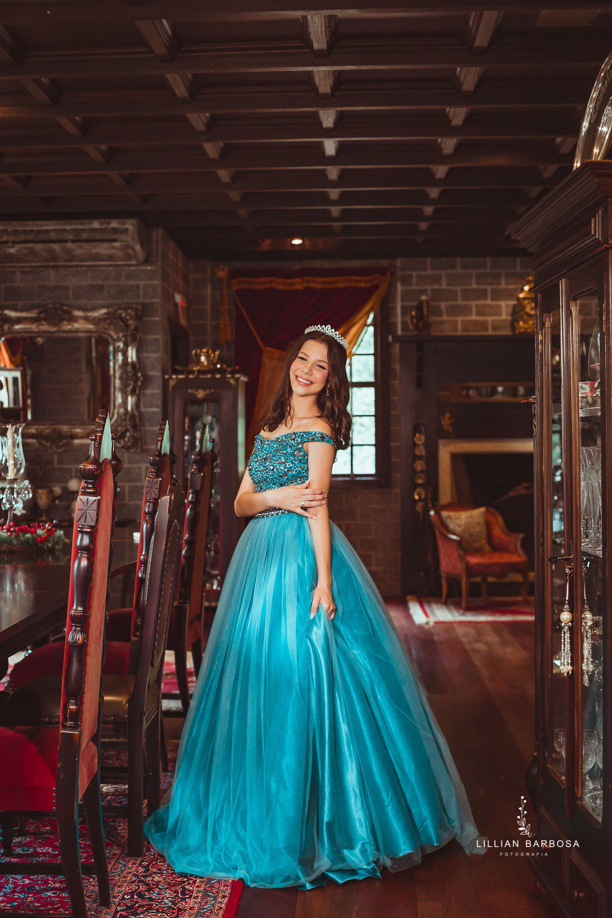 castelo-britanico-castelo-em-cocal-do-sul-castelo-em-santa-catarina-ensaio-de-15-anos-book-de-15-anos-vestido-azul-fotógrafa-de-santa-catarina-fotógrafos-de-santa-catarina-fotógrafa-de-lauro-muller-fotógrafos-de-lauro-muller-fotógrafa-de-15-anos