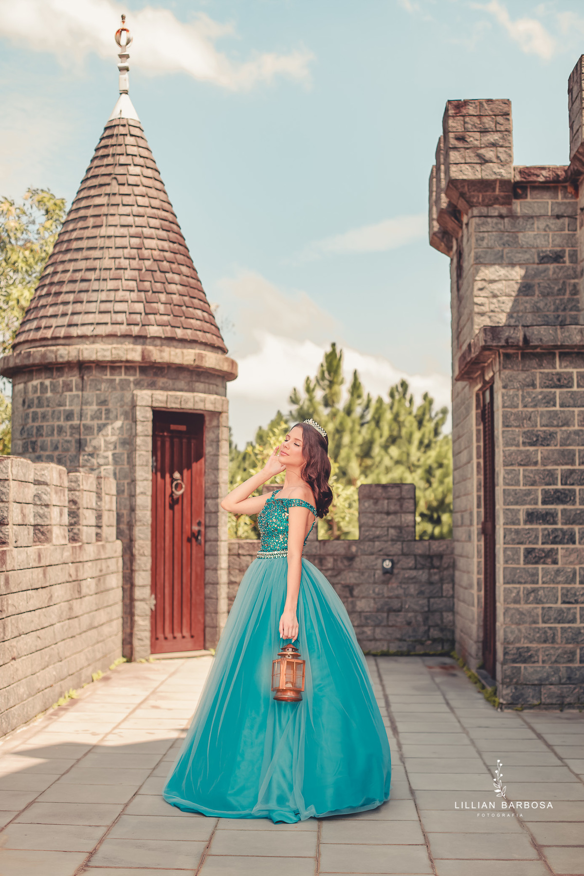 castelo-britanico-castelo-em-cocal-do-sul-castelo-em-santa-catarina-ensaio-de-15-anos-book-de-15-anos-vestido-azul-fotógrafa-de-santa-catarina-fotógrafos-de-santa-catarina-fotógrafa-de-lauro-muller-fotógrafos-de-lauro-muller-fotógrafa-de-15-anos